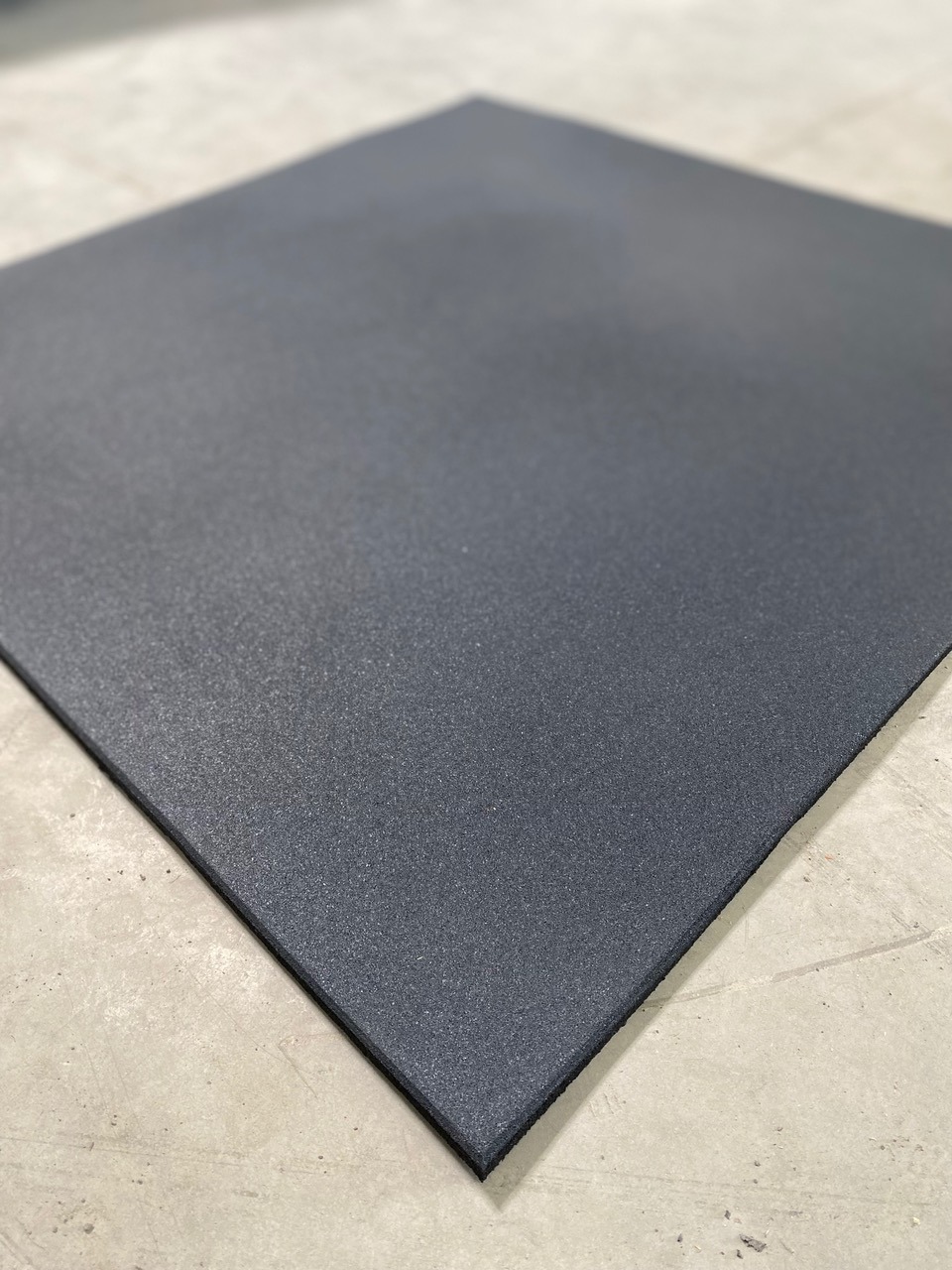 Dalle Caoutchouc 100×100×15 mm – Noire Antichoc Grain Fin – Image 4